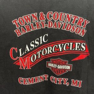 Harley-Davidson "Town & Country Cement City, MI."  2002 Mens T-shirt